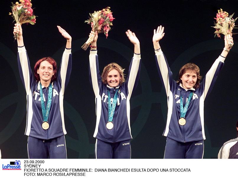 A squadre ha vinto tre ori e un bronzo. Nella foto l&#39;oro di Sydney, con lei sul podio Diana Bianchedi e la concittadina Giovanna Trillini (Lapresse)